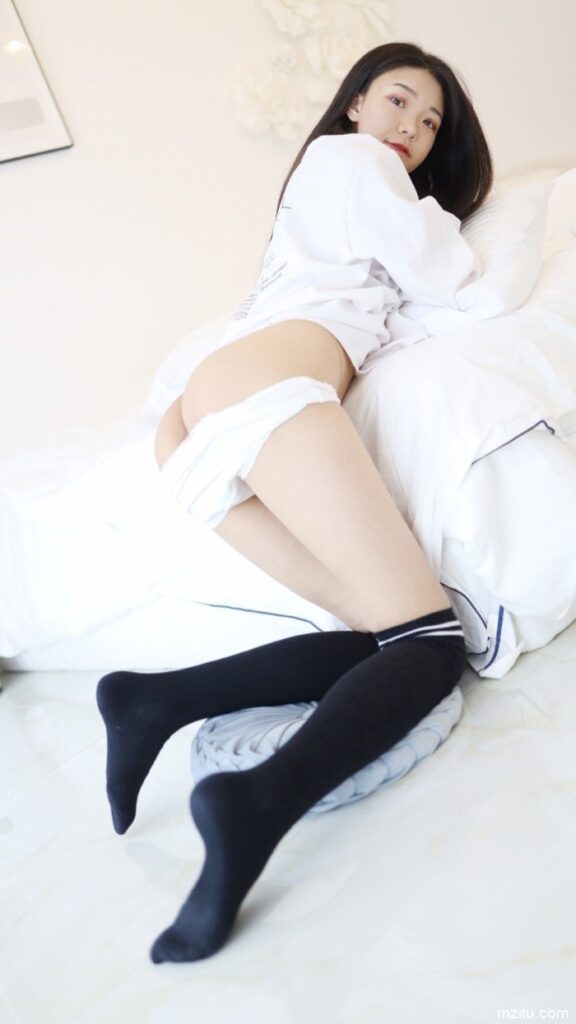 脱个精光躺倒床上，JK软妹张小妮皮肤白皙水嫩极致-hasate摄影图片资源整理