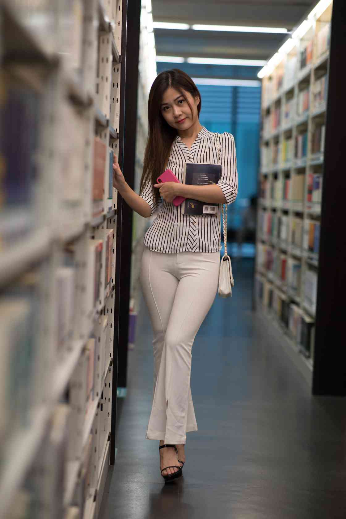 图片[5]-逛书店的白色紧身裤女孩【450P】04040-hasate摄影图片资源整理