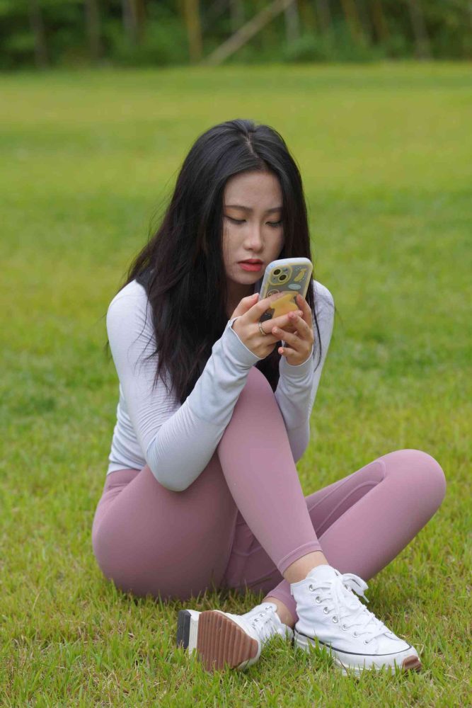 坐在草地玩手机的瑜伽姑娘【733P】04012-hasate摄影图片资源整理