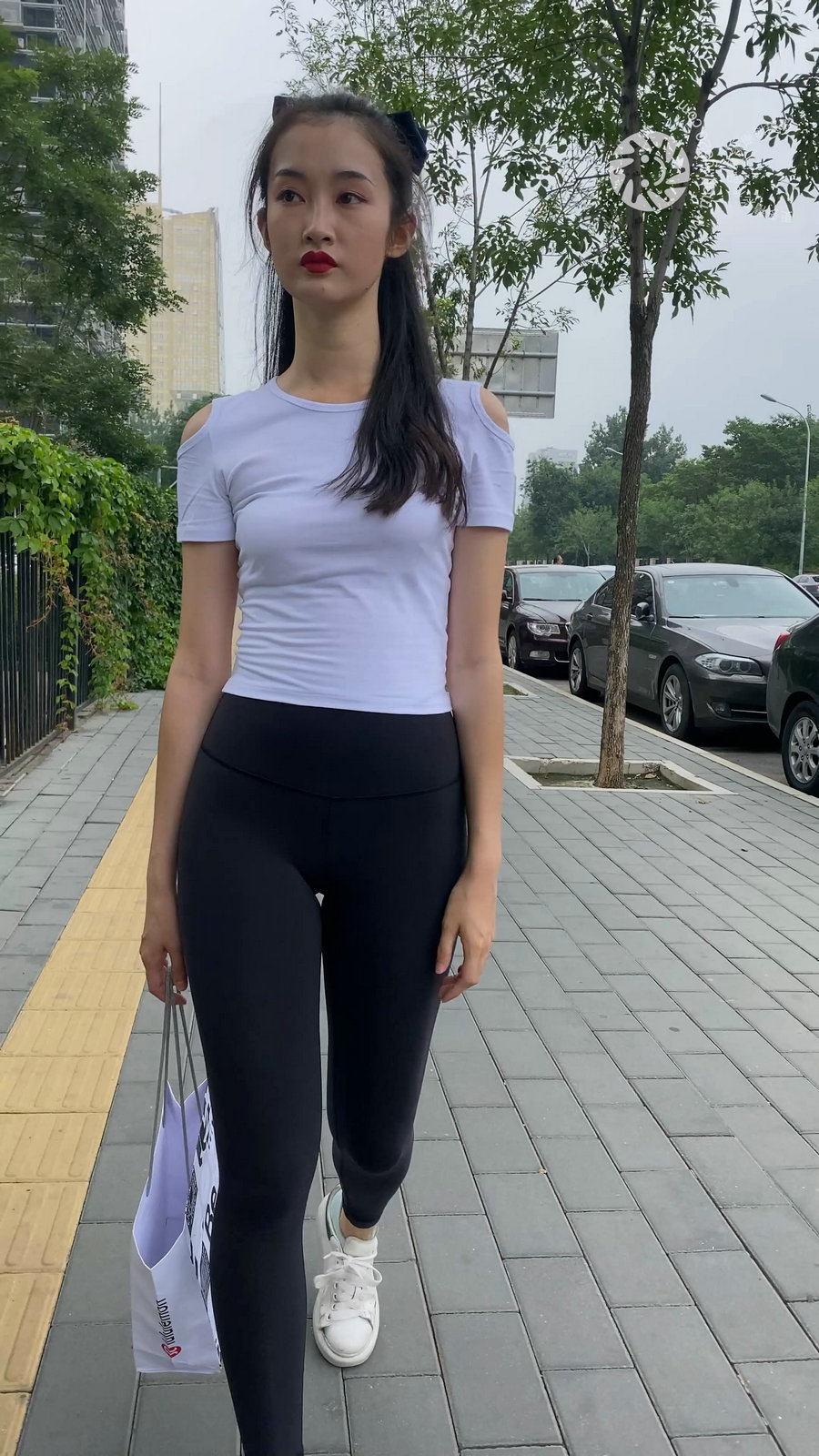 图片[1]-黑色瑜伽裤逛街的女孩J4000 MP4-7.76GB-hasate摄影图片资源整理
