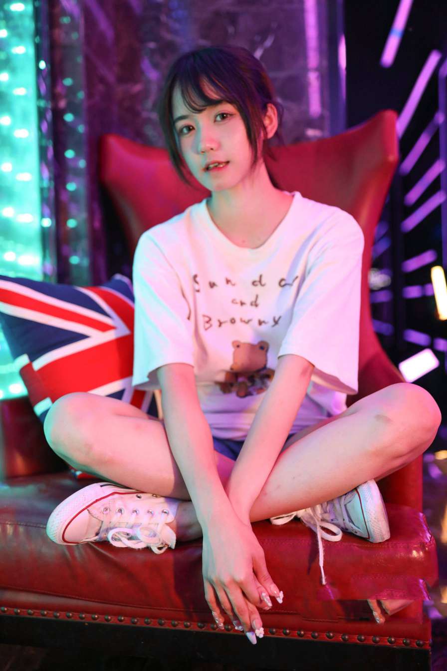 图片[2]-KTV里唱歌的长腿帆布鞋女孩【102P】20015-hasate摄影图片资源整理