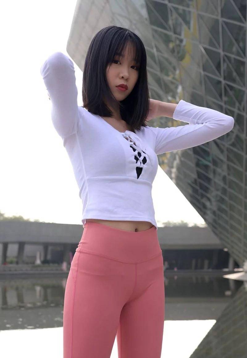 图片[1]-粉色瑜伽裤年轻女孩 J1311 417P17V-14.9GB-hasate摄影图片资源整理