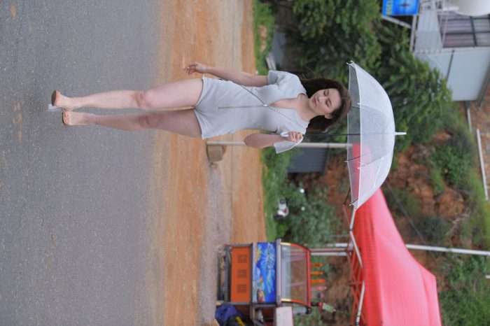阴雨天在海边骑车的长发女人【156P】00044-hasate摄影图片资源整理