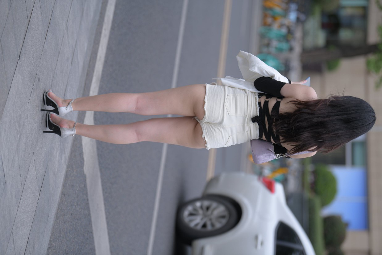 图片[2]-长发飘飘的白色热裤美丽女孩【49P】00029-hasate摄影图片资源整理