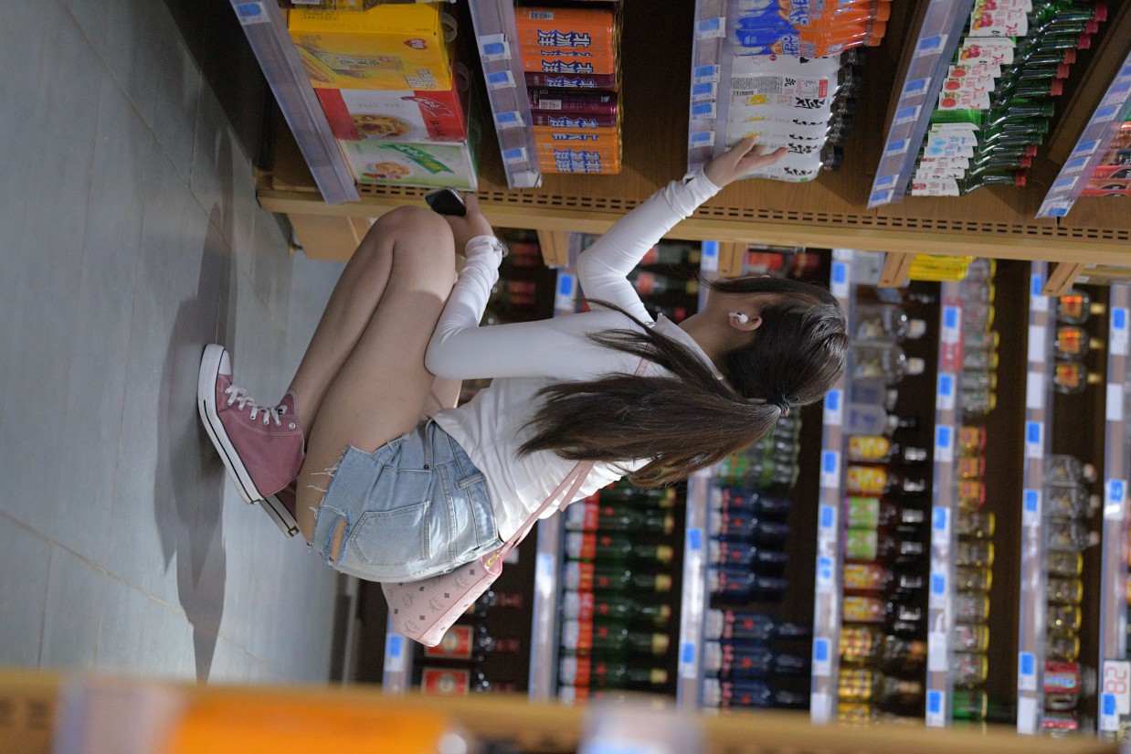 图片[5]-紧身牛仔短裤骑自行车的漂亮女孩【588P】00053-hasate摄影图片资源整理