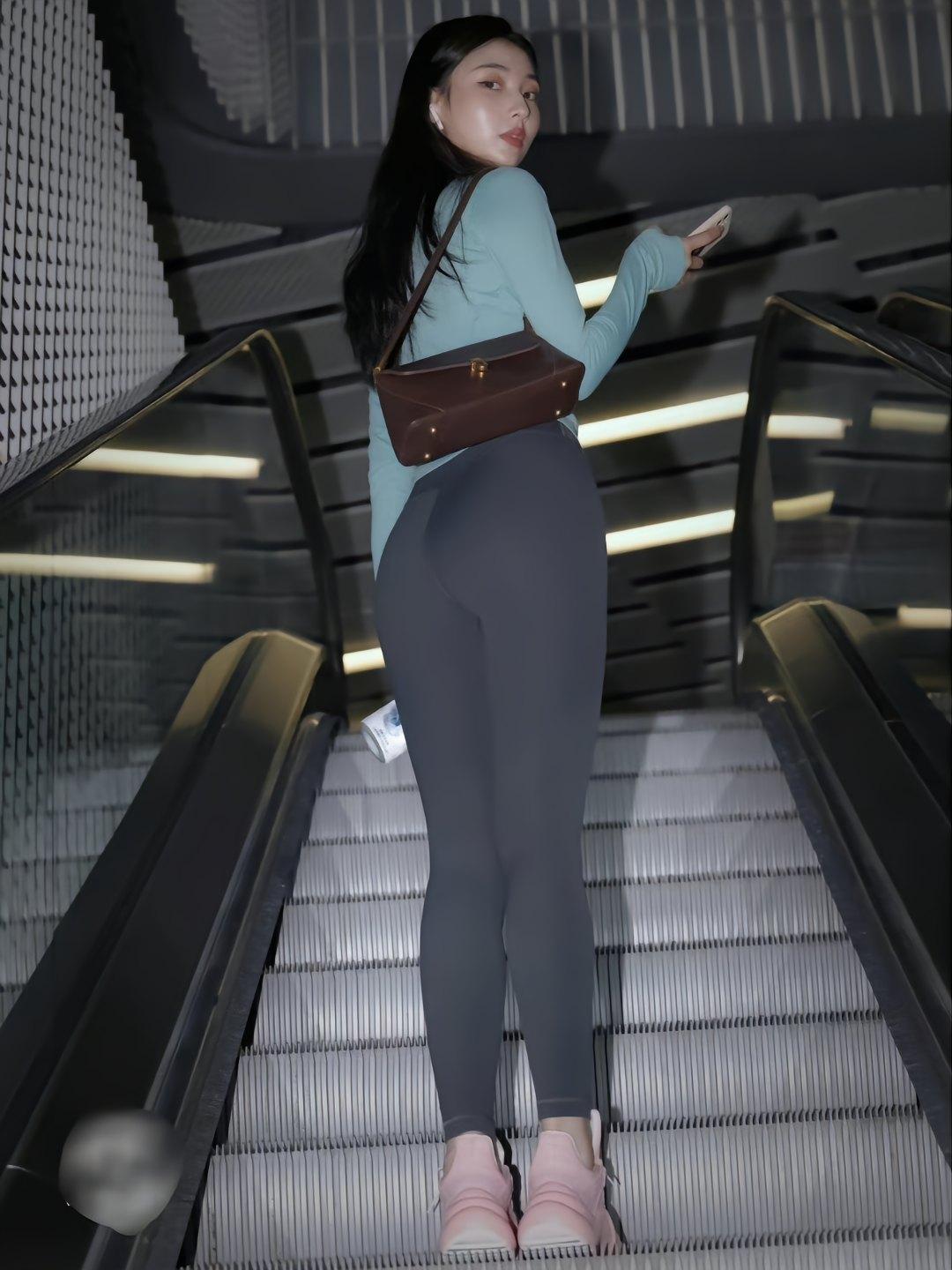 图片[1]-晚上逛商场的瑜伽裤漂亮女孩J2244 225P2V-15.1GB-hasate摄影图片资源整理