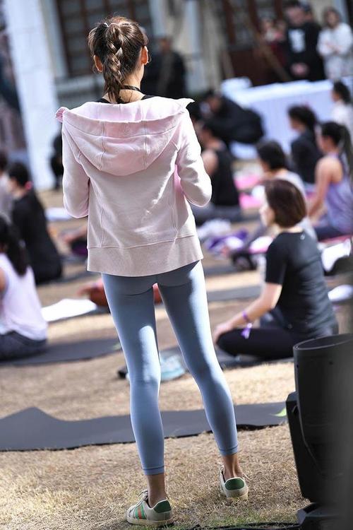 图片[2]-在广场看热闹的瑜伽裤女人-hasate摄影图片资源整理
