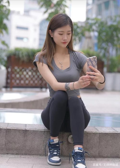 图片[1]-有小虎牙非常甜美的瑜伽裤女孩-hasate摄影图片资源整理